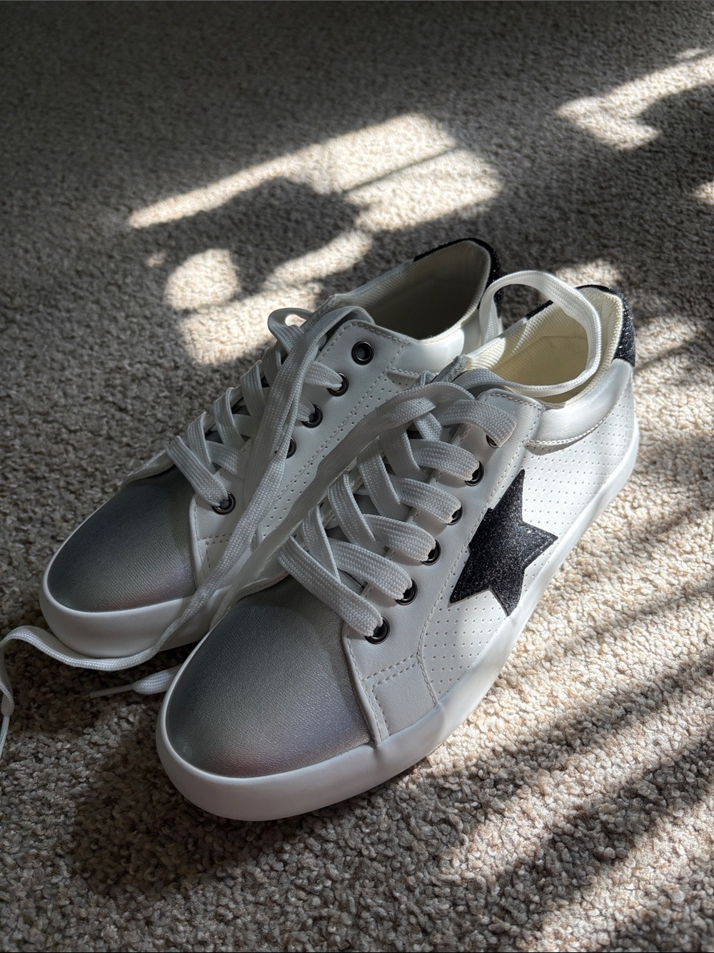 Fabkids White Sneakers with Silver Toes & Black Star Accent size 7